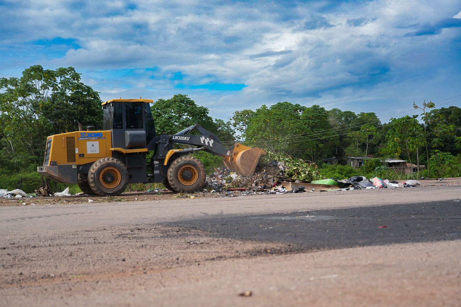 É comum o registro de pessoas que insistem em jogar lixo de forma irregular no local