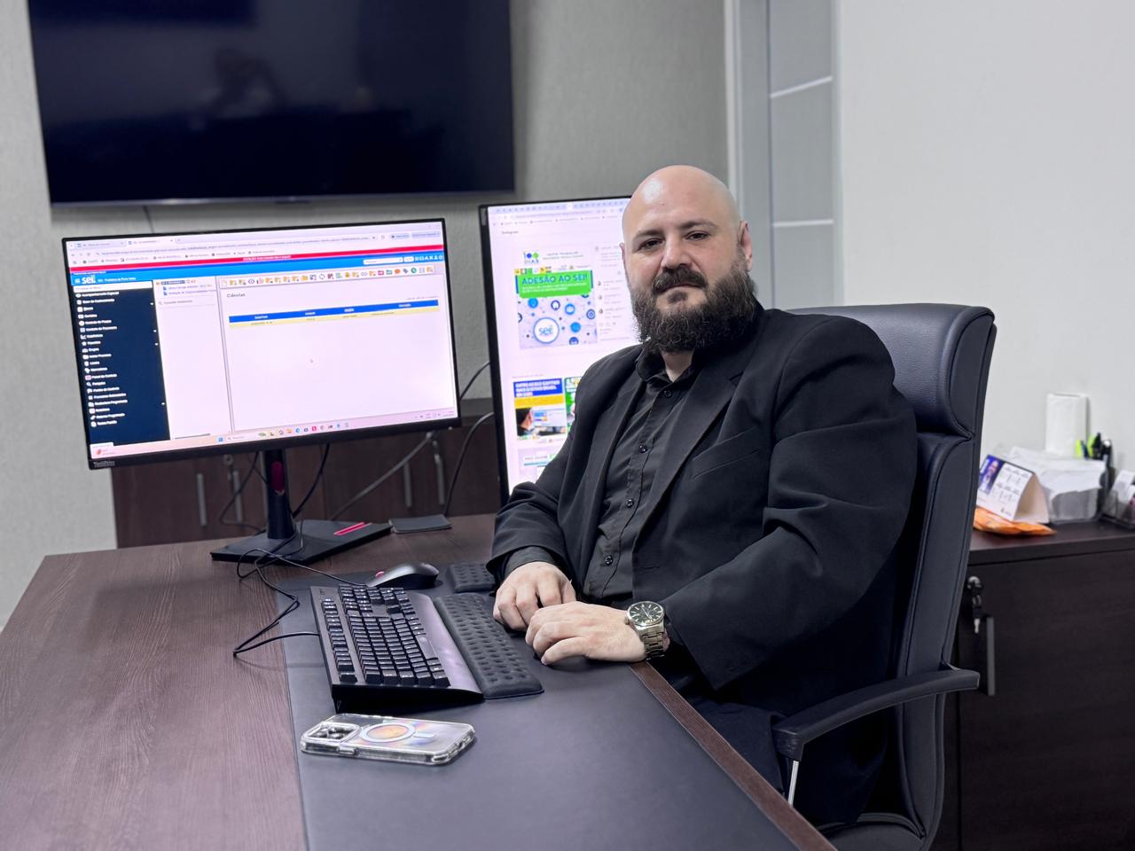 Cezar Marini destacou que a estrutura tecnológica permite navegação simples, acesso por celular e integração com canais digitais